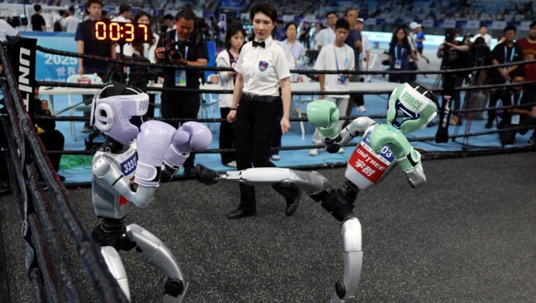 futbol-atletizm-ve-kick-boks-robotlar-arenada-yaristi-amjpiZiI.jpg