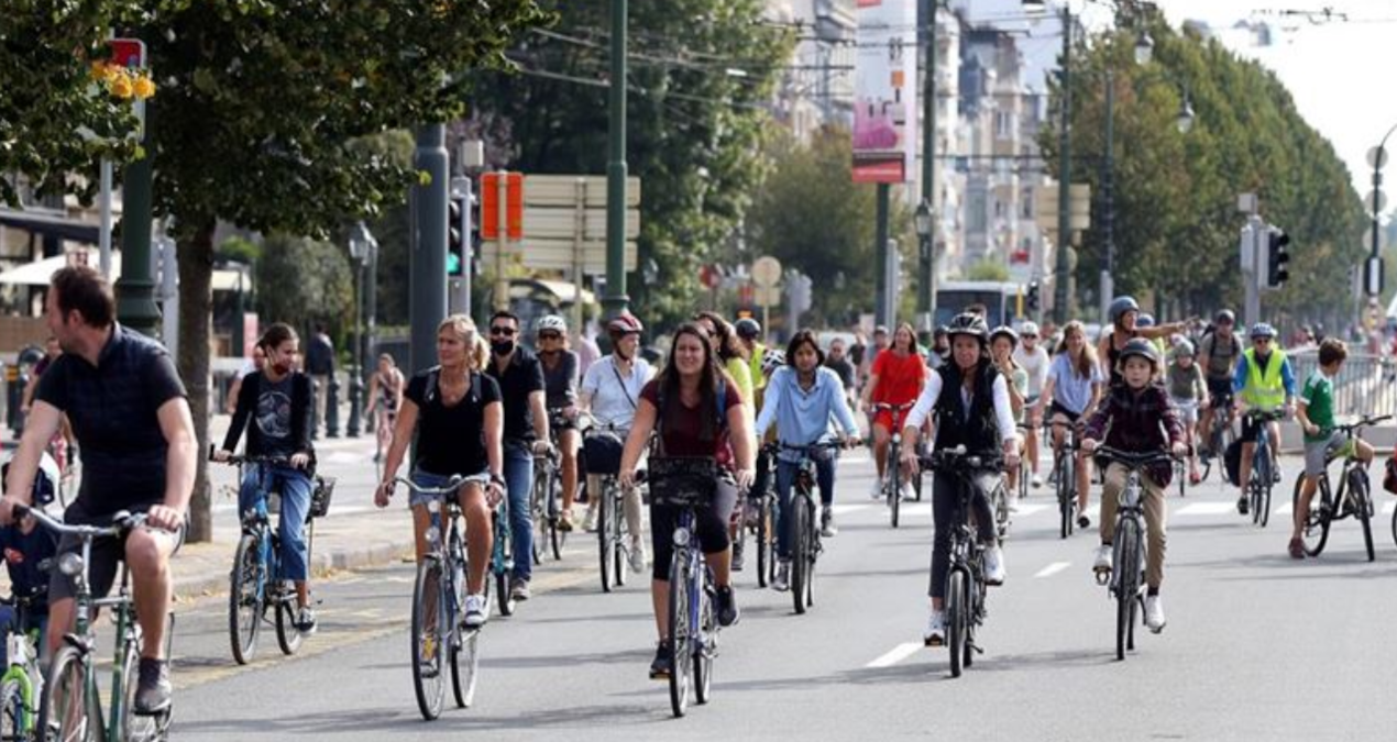 bruksel sakinleri otomobilsiz gun dolayisiyla caddelerin keyfini cikariyor XFujSDDc