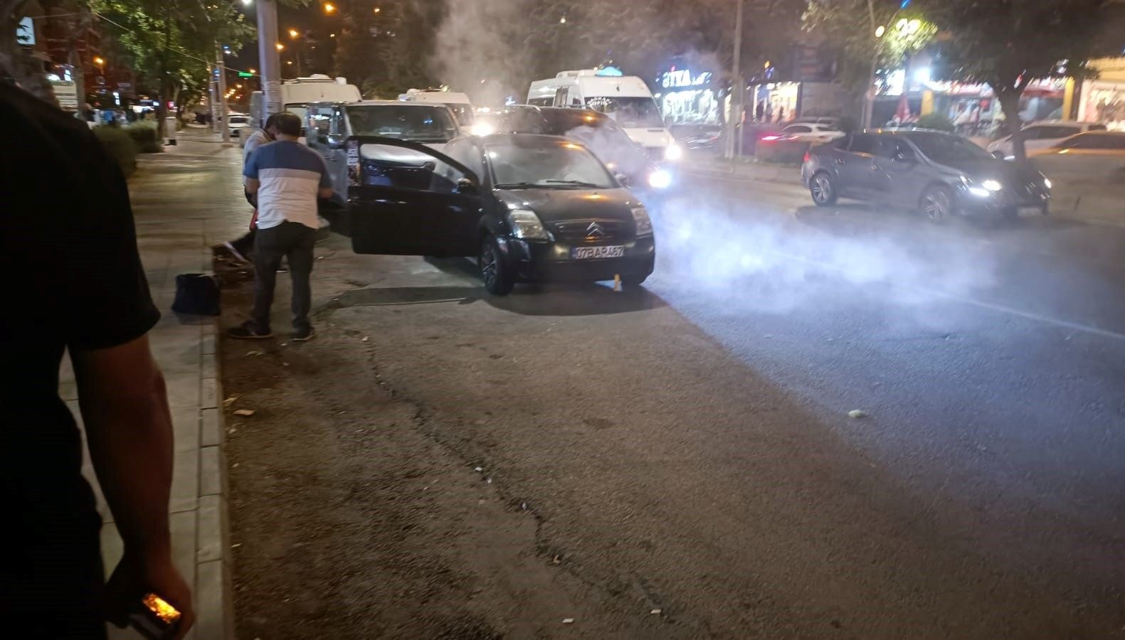 duman yukselen otomobil alev almadan sonduruldu z5n9iKJy