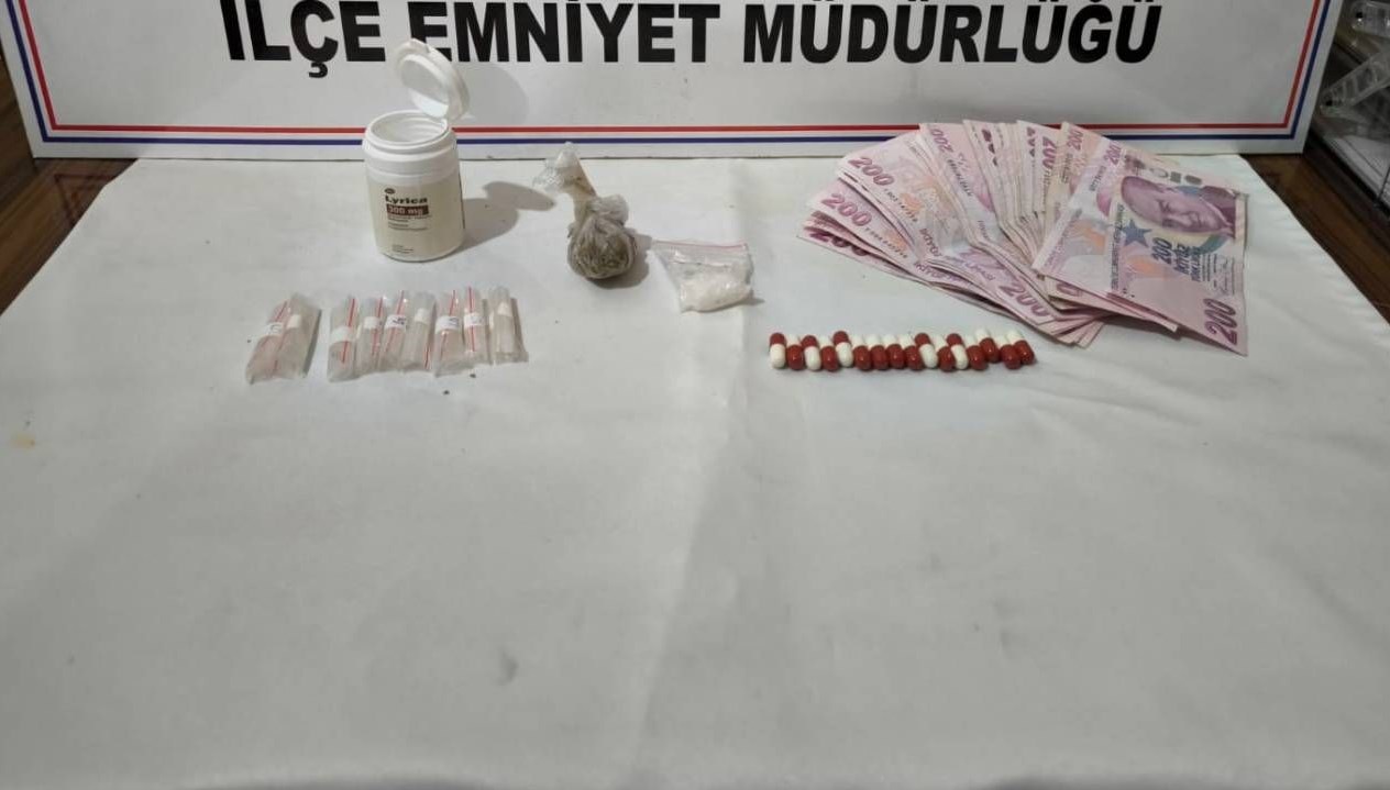 otomobilinde uyusturucuyla yakalanandi gozaltina alindi 4TlqUenG