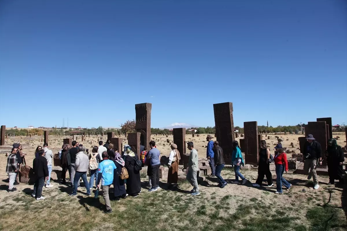 dogaseverler ahlattaki tarihi ve turistik alanlari gezdi Bx9567UA