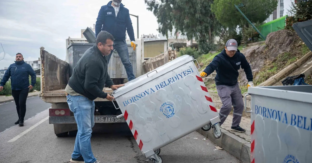 izmir bornovaya 1000 yeni cop konteyneri 1d2899Gi.webp