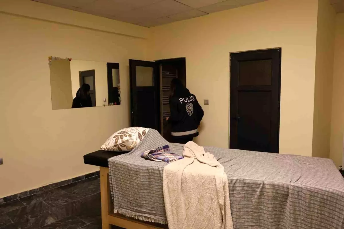 nevsehirde fuhus operasyonu 5 gozalti 6 kadin kurtarildi KHZhldWh.jpg