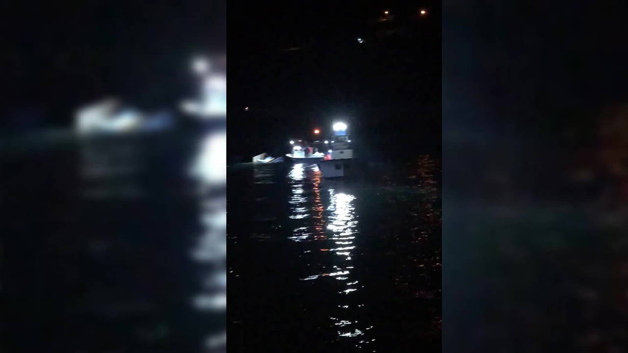 sinopta hareketli anlar balikci teknesi kayaliklara carpti icindekiler diger balikcilar tarafindan kurtarildi wyamT7CY.jpg