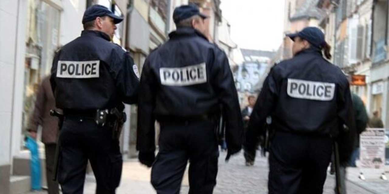 fransada panik anlari bir arac kalabaligin arasina daldi x8ZSg2uc.jpg