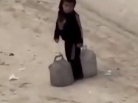 Gazze’de bir çocuk ağırlığınca iki su bidonu taşırken görüntülendi