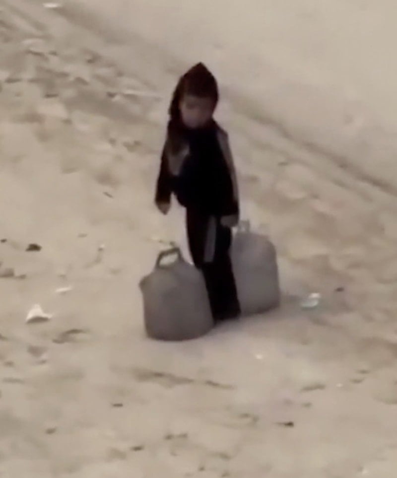 Gazze’de bir çocuk ağırlığınca iki su bidonu taşırken görüntülendi