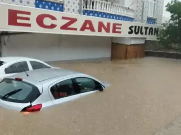 Kırşehir’de sağanak; 15 araç selde mahsur kaldı, 20 iş yerini su bastı