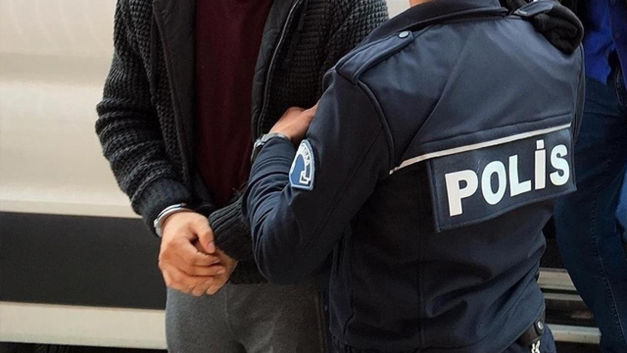Bafra’da narkotik baskını: Uyuşturucu ve ruhsatsız silahla yakalandı Bafrada narkotik baskini uyusturucu ve ruhsatsiz silahla yakalandi XGUkwxcV