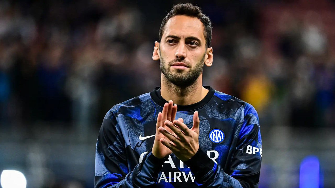 Milli futbolcu Hakan Çalhanoğlu Türkiye’de saç ektirdi: Yeni tarzını görenler şaşırdı Haber gorseli