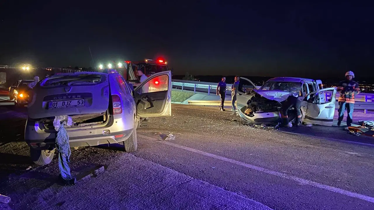 Bakım çalışması yapılan yolda iki araç çarpıştı: 6 yaralı Img