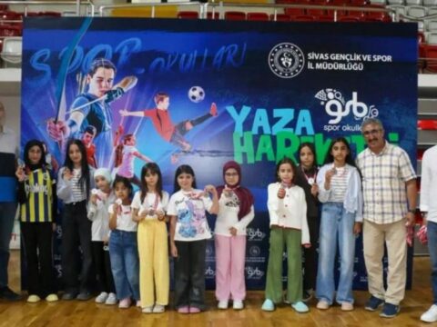 Kuran kursu ogrencileri taha akgul spor salonunda firtina gibi esti PswmudIs