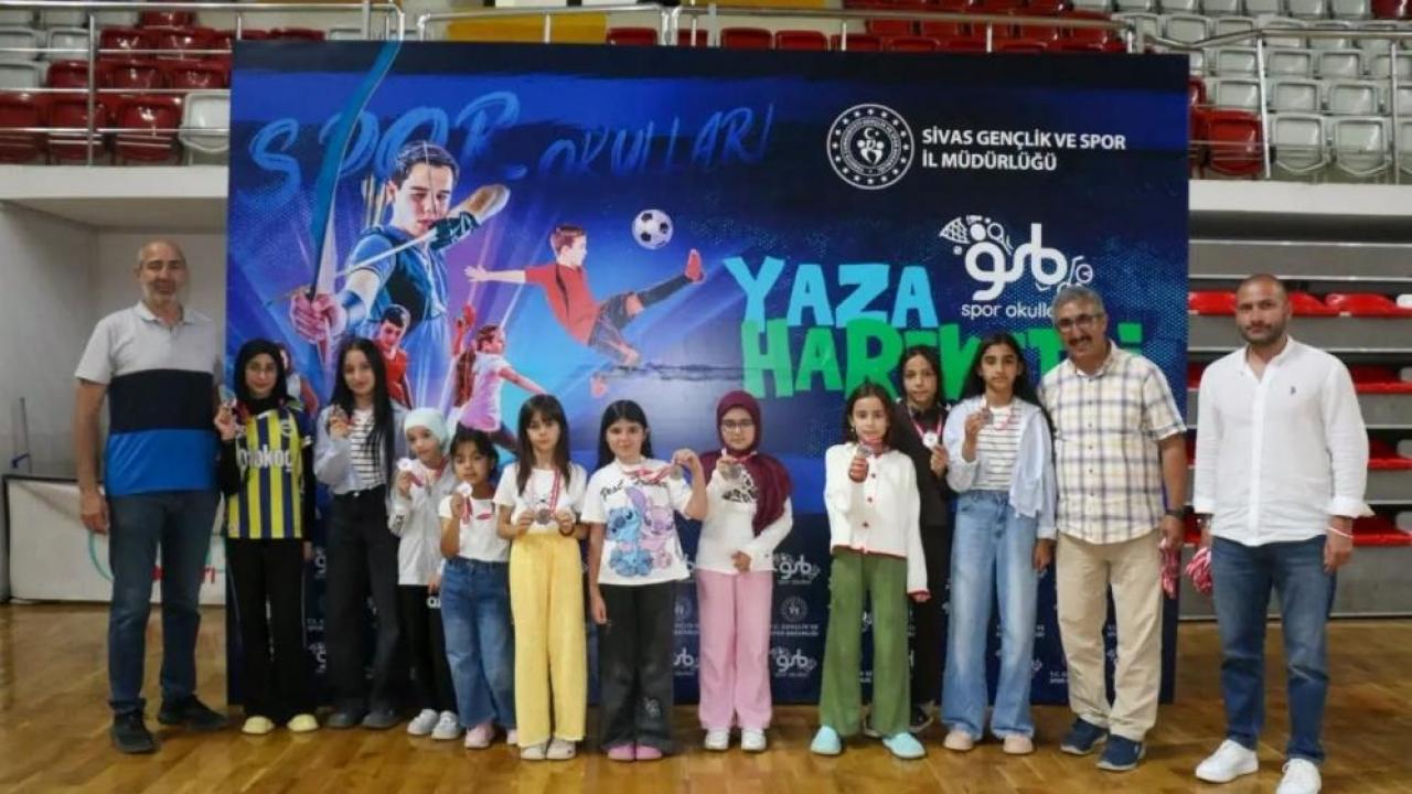 Kur’an Kursu öğrencileri, Taha Akgül Spor Salonu’nda fırtına gibi esti Kuran kursu ogrencileri taha akgul spor salonunda firtina gibi esti PswmudIs